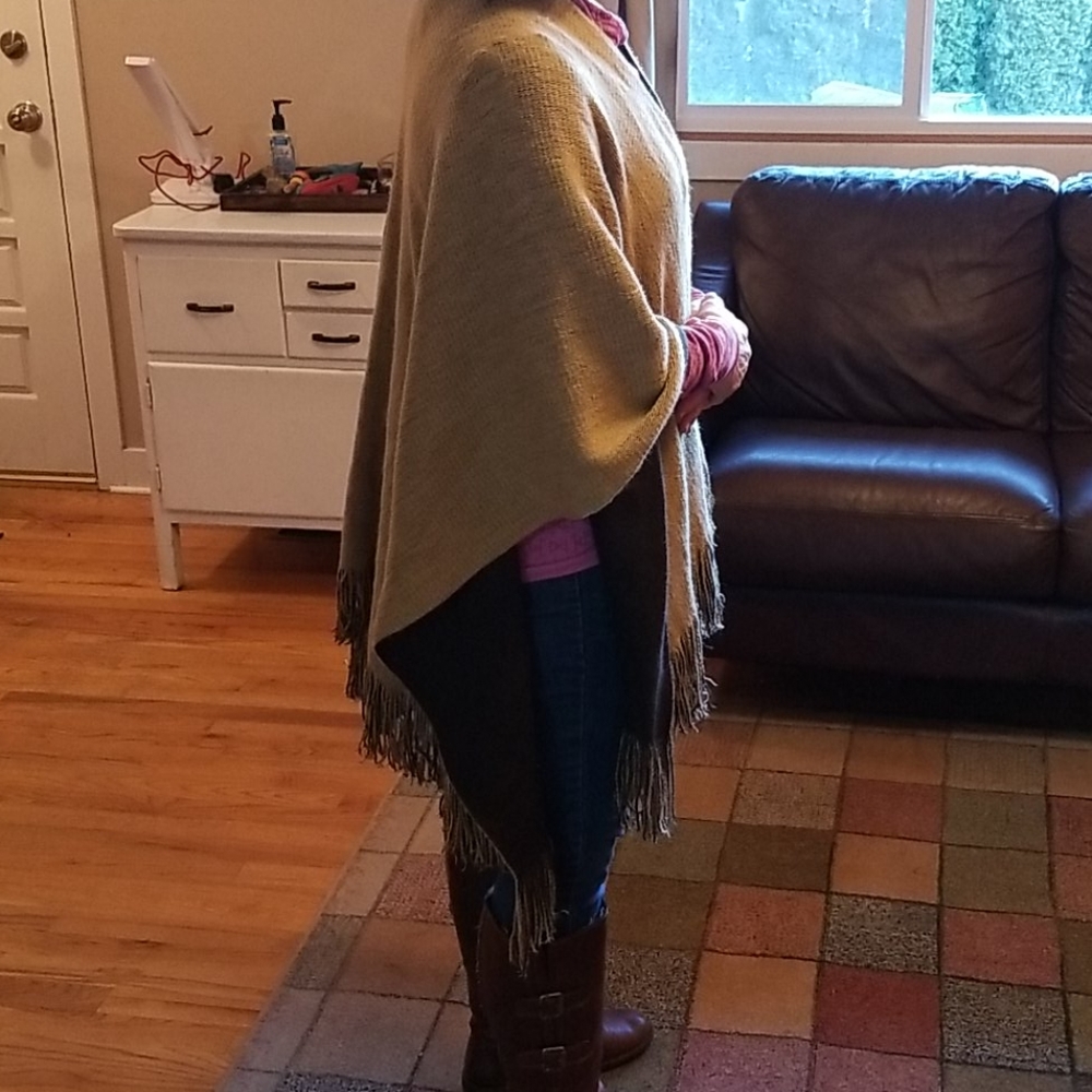 Poncho - Picture 4 of 4